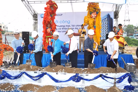 代表们参加下龙贸易财政办公宾馆大厦动土仪式。