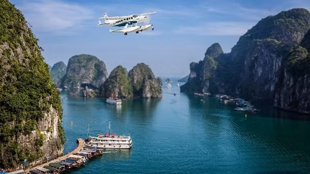 附图：广宁省下龙湾上的各项服务活动。