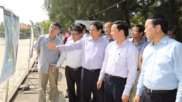 范明正同志等领导视察云屯区。