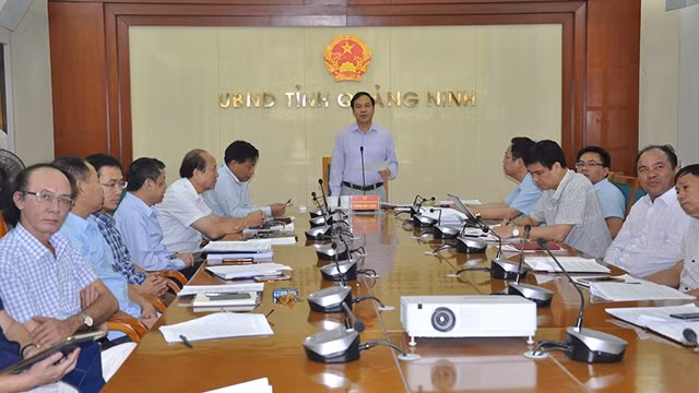 广宁省人委会领导班子召开会议。