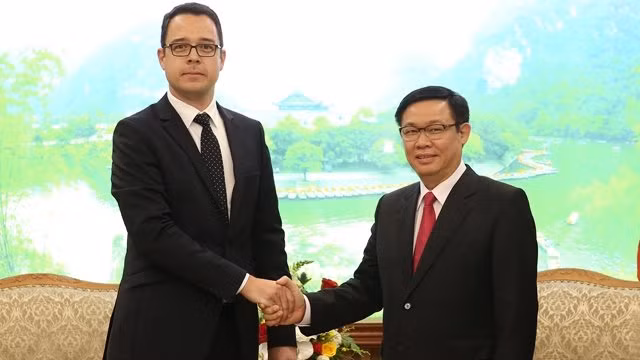 越南政府副总理王廷惠会见苏黎世机场集团财政经理Lukas Brosi。（图片来源：VGP）