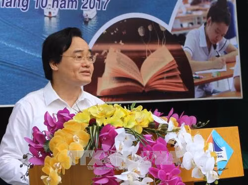 教育培训部部长冯春讶在启动仪式上发言（图片来源：越通社）