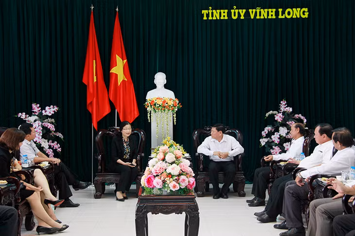 我省省委工作代表团对永隆报进行访问。
