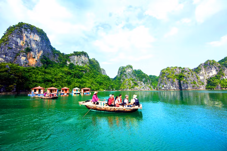 Du khách tới Vung Viêng có thể đi thuyền nan tham quan một vòng, nghe những câu chuyện kể hấp dẫn về làng chài Vung Viêng xưa.