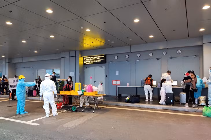 乘客在机场外面进行检疫工作