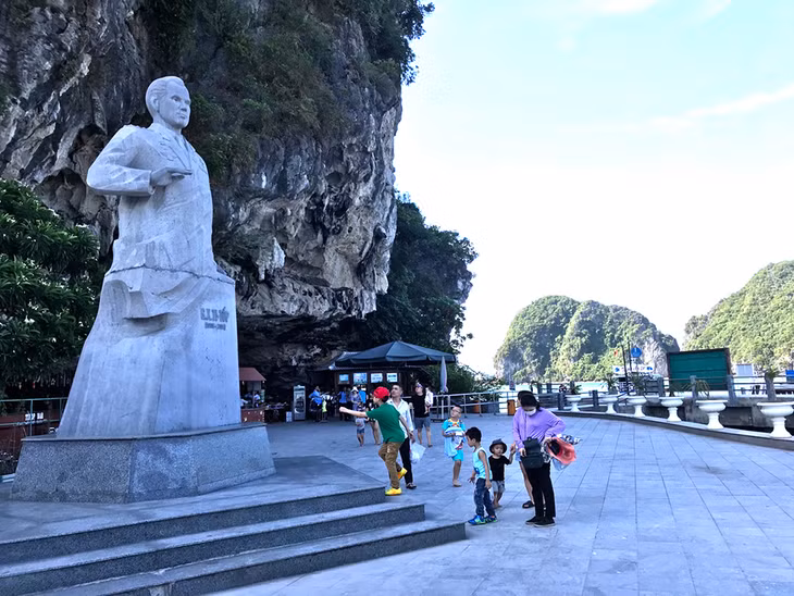游客参观下龙湾上的迪独岛。