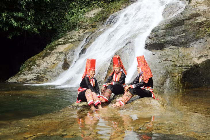 白云瀑布是潭河县颇受游客欢迎的旅游目的地。
