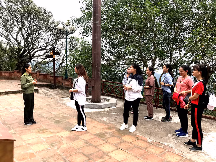 游客参观安子佛教圣地。