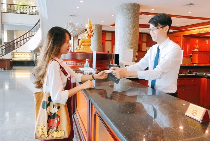 下龙Plaza酒店在柜台上放置禁烟牌，提醒游客遵守禁烟规定。