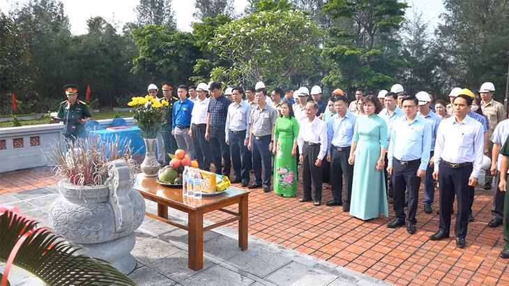 东朝市镇各界群众举行胡主席诞辰130周年的纪念仪式。
