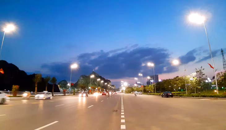 借助智能照明系统，在夜晚塑造波光粼粼的沿海道路。