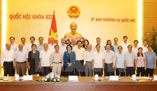 国会主席阮氏金银（左六）同广宁省历届国会代表合影（图：越通社）