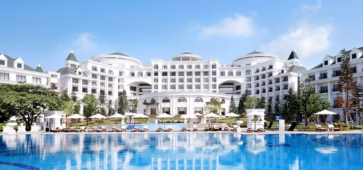 下龙湾里小岛上的五星级休闲旅游区Vinpearl Hạ Long BayResort。