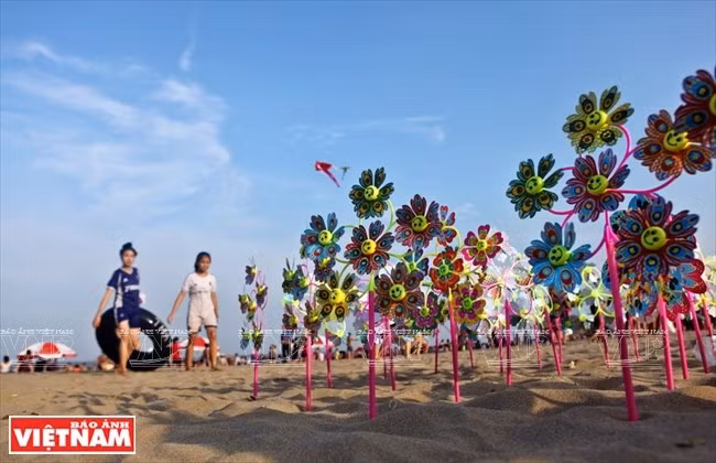 五颜六色的风车为岑山海滩添加色彩。