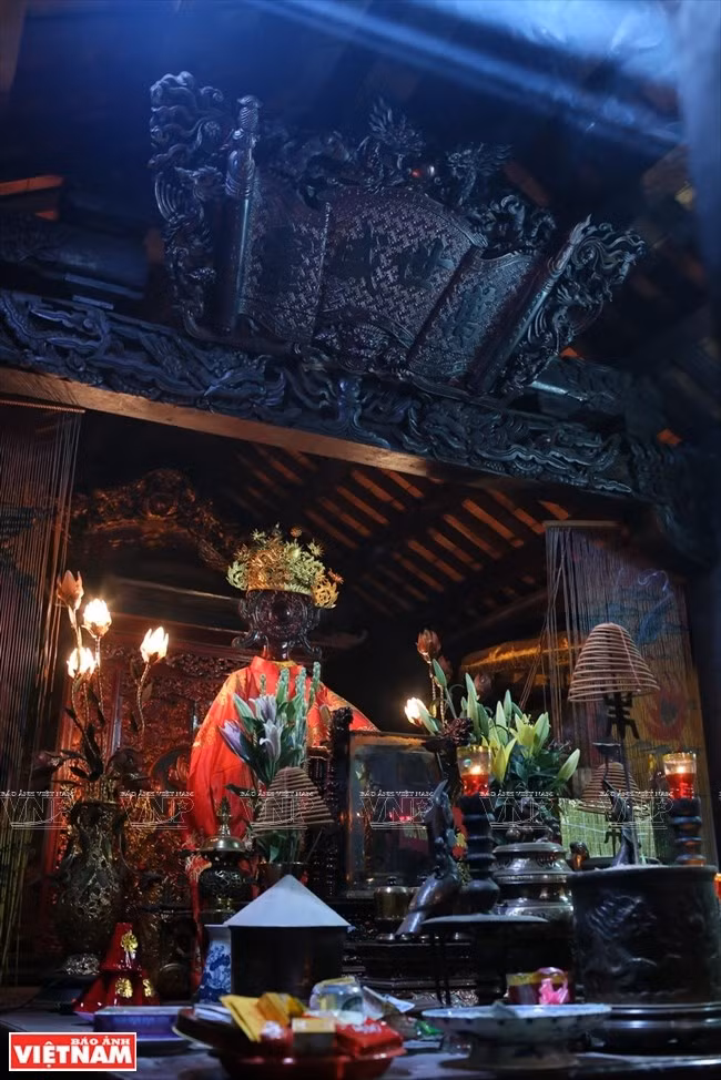 长泪山上古香古色的独脚祠，供奉独脚神和柳杏母神。图为正殿的独脚神像。