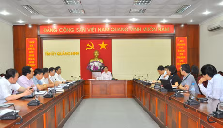 我省省委书记范明正在会上发表讲话。