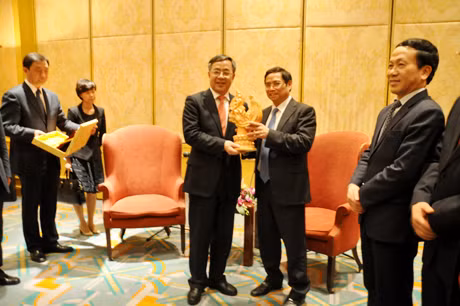 我省省委书记向广东省省委代表团赠送纪念品。