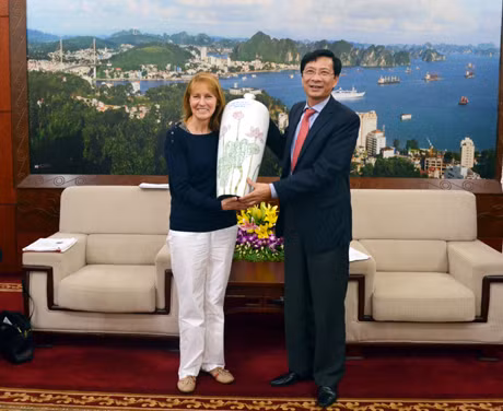 阮主席 向德国国会副主席Edelgard Bulmahn赠送纪念品。
