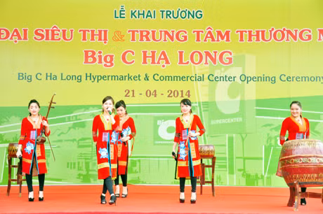 Các tiết mục văn nghệ tại buổi lễ khai trương.