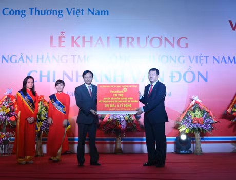 越南工商银行代表资助云屯县40亿越盾为贫穷家庭建设房屋。