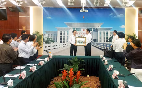 双方领导互相赠送纪念品。