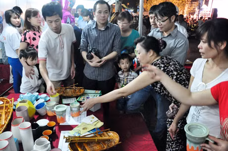 Các gian hàng trong chương trình OCOP thu hút đông đảo người dân.