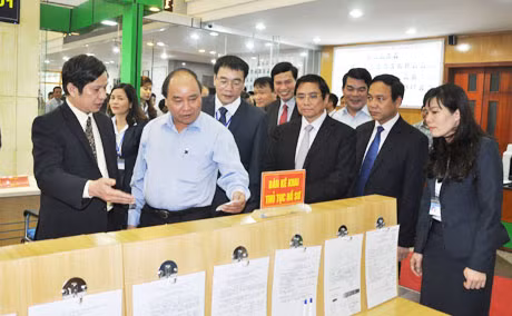 阮春福副总理探访了公共行政服务中心。(图片来源:广宁报)