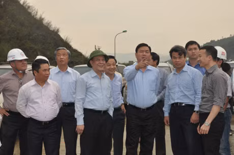 交通运输部部长丁罗升视察18号国道下龙-汪秘路段修建项目施工进度。