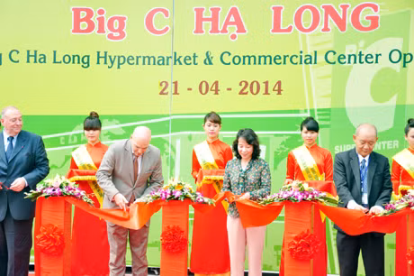 Đồng chí Vũ Thị Thuỷ cùng đại diện Big C Hạ Long cắt băng khánh thành.