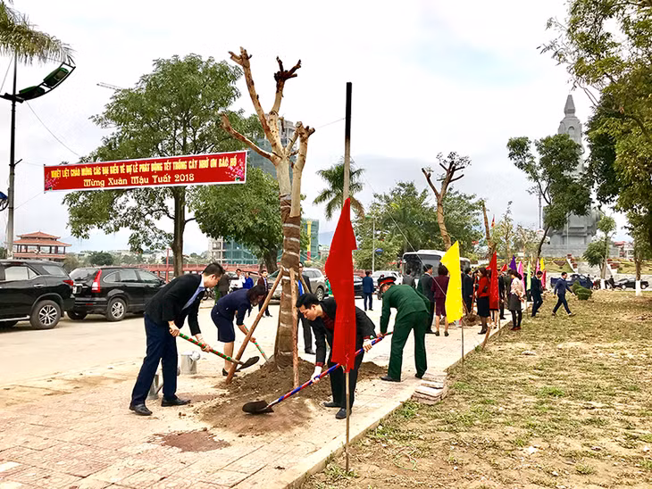 汪秘市军民积极参加植树活动。