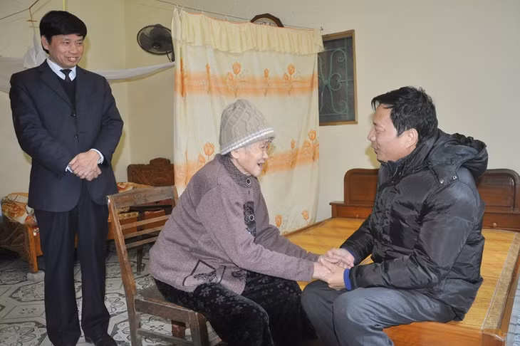 阮书记拜访原我省省委书记黎大同志遗孀，赠送年礼并提前拜年。