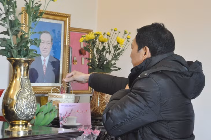 我省省委书记阮文读为已故省委书记陈玉树同志敬香。