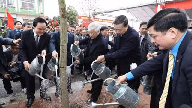 阮富仲总书记等领导在兴安省参加植树节。