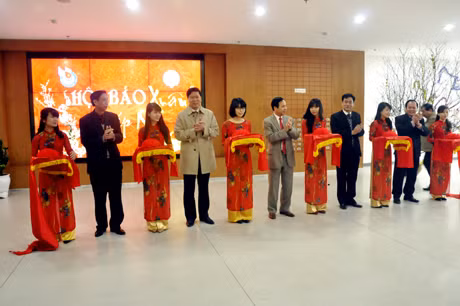 Các đại biểu cắt băng khai mạc Hội báo Xuân Giáp Ngọ 2014.
