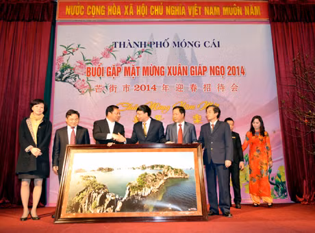 芒街市市委书记阮春记向东兴市和防城区工作代表团赠送纪念品。