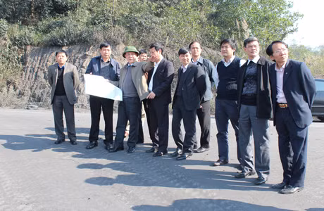 我省人民委员会常务副主席杜通视察锦谱市蒙阳区地理条件。