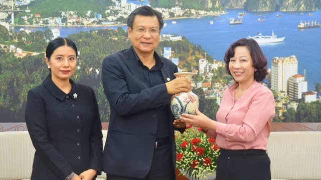 广宁省人委会副主席武氏秋水向乌隆府府尹差亚维·加通赠送礼物。（图片来源：广宁报）