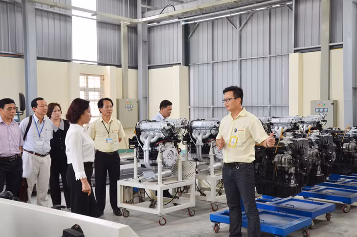 我省人民委员会副主席武氏秋水视察广宁越韩职业高等学校汽车科技系的教学基础设施。