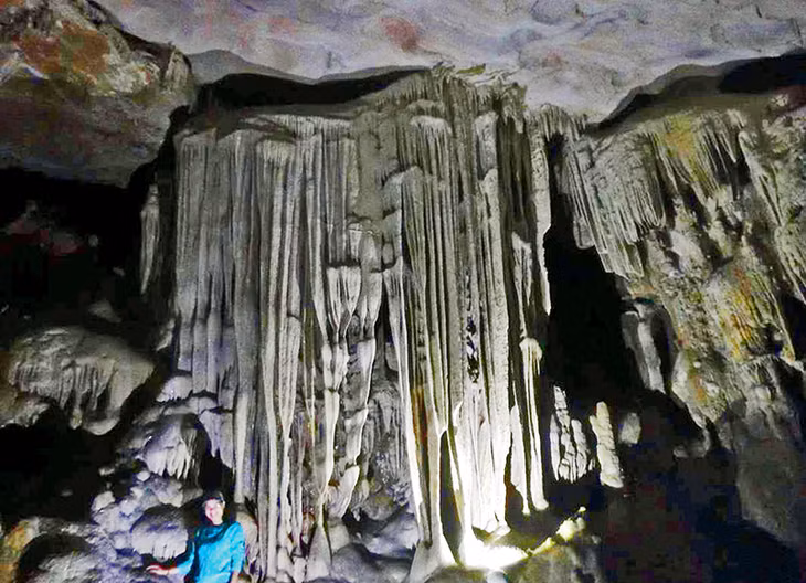 Có chỗ lại giống như khánh tiết của sân khấu.