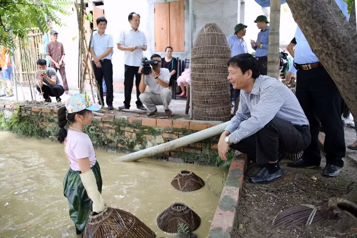 阮书记与游客交流，了解游客对安德农家乐旅游模式的感受。