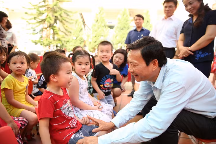 阮书记向小朋友们表示慰问。