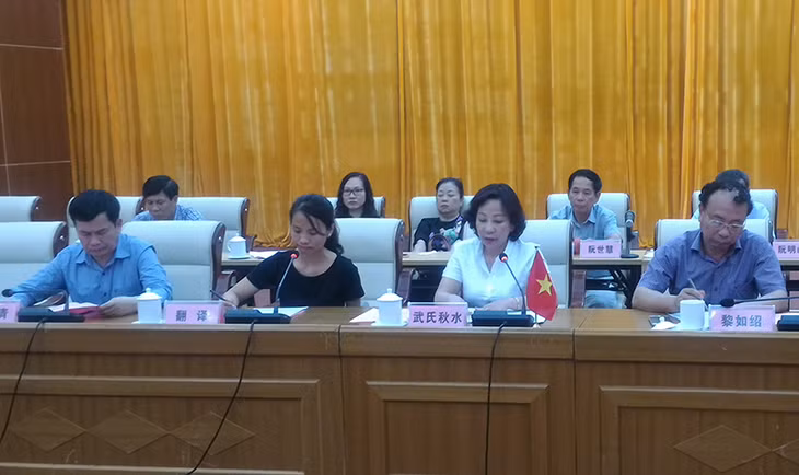 附图。