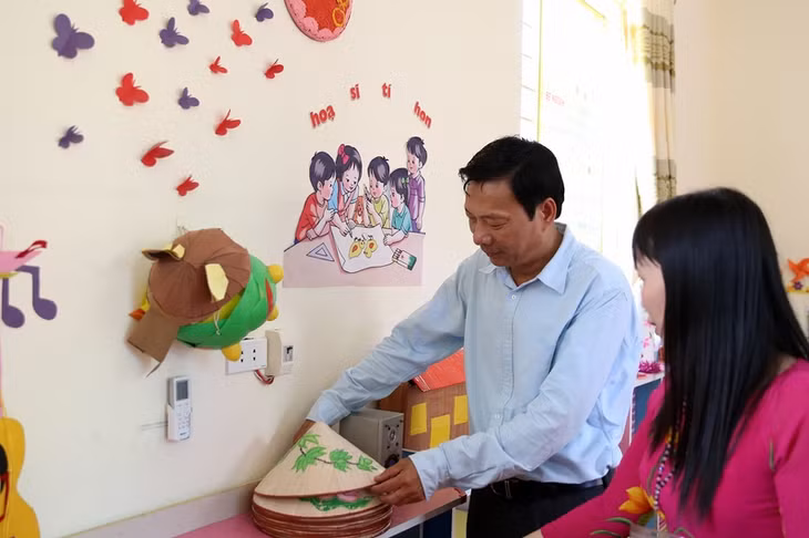 阮书记探访幼儿园，了解师生们的教学情况。