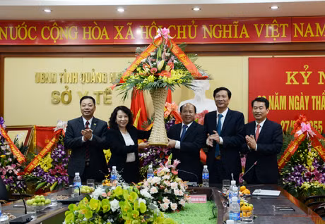 我省领导向卫生厅干部人员赠送鲜花。