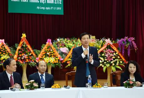 我省人民委员会主席阮文读向省古传医药医院发表贺词。
