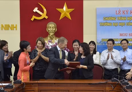 我省人民委员会副主席武氏秋水和新西兰Auckland科技大学副校长Nigel Hemmington共同签署合作备忘录。