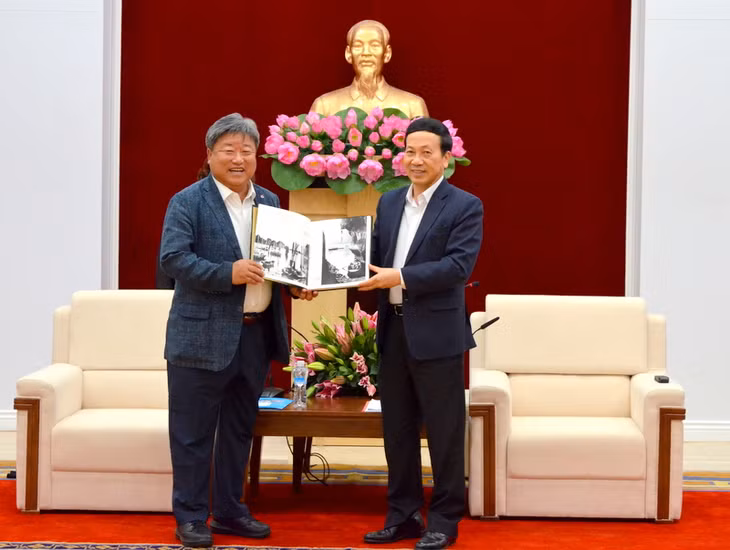 阮副主席向韩国投资商代表赠送鲜花和纪念品表示欢迎。