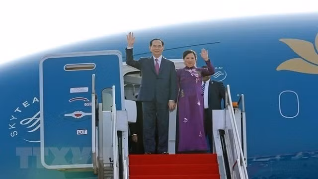 陈大光主席及夫人开始对孟加拉国进行国事访问。（图片来源：越通社）