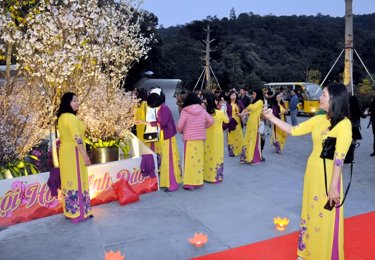 Rất đông người dân, du khách vẫn đến khuôn viên lễ hội để thưởng hoa, chụp ảnh, hòa mình vào không khí tưng bừng của lễ hội.