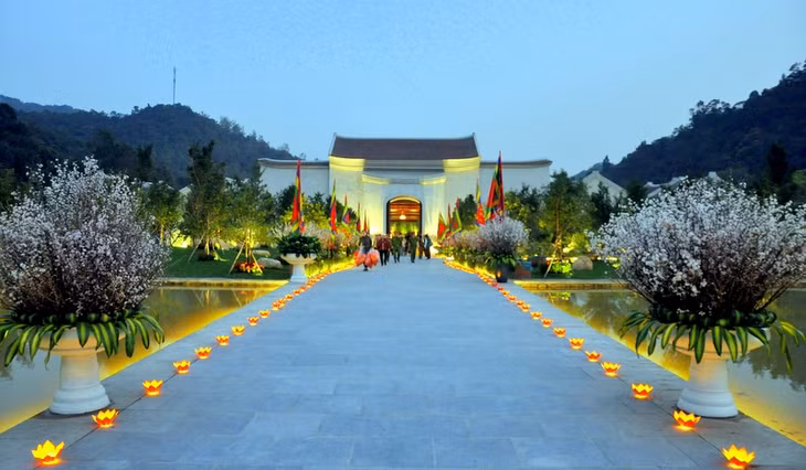Khi mặt trời đã xuống dưới đỉnh non thiêng, không gian hoa dưới chân núi vẫn có nét quyến rũ riêng trong ánh chiều tà.